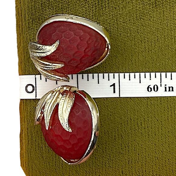 Vintage Sarah Coventry Strawberry Festival Red Earrings Clip On Book Piece - Picture 5 of 7
